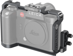 800q-01_127763 SmallRig 4162 Cage Kit for Leica SL2 / SL2-S kiinnittää Leica-kameran, kuvassa vinossa. Häkissä on useita kiinnityspisteitä ja sivusäätimet, ja Leica-logo näkyy sekä kameran rungossa että objektiivin suojuksessa.