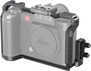 800q-01_127763 SmallRig 4162 Cage Kit for Leica SL2 / SL2-S kiinnittää Leica-kameran, kuvassa vinossa. Häkissä on useita kiinnityspisteitä ja sivusäätimet, ja Leica-logo näkyy sekä kameran rungossa että objektiivin suojuksessa.
