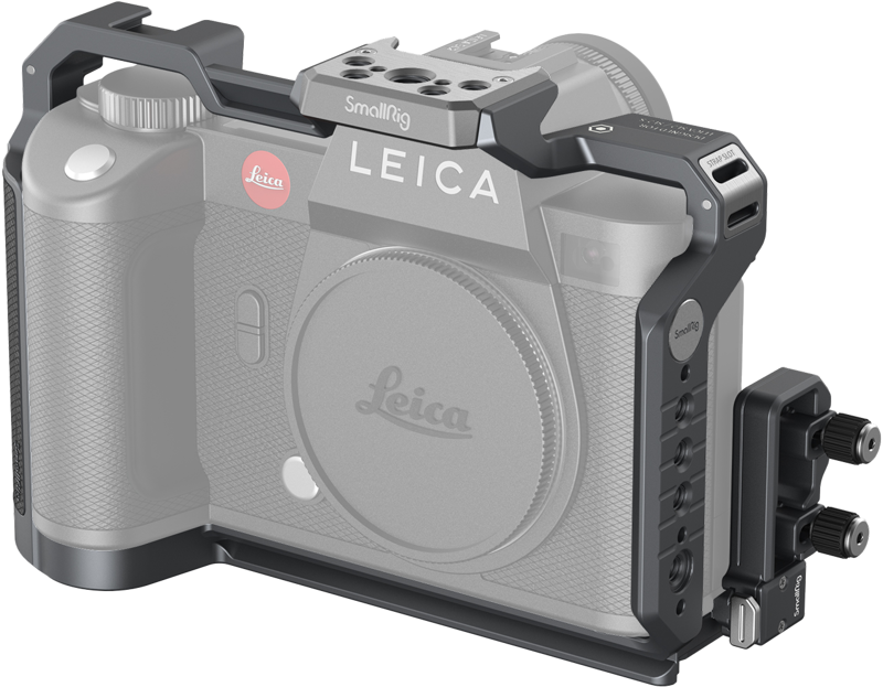800q-01_127763 SmallRig 4162 Cage Kit for Leica SL2 / SL2-S kiinnittää Leica-kameran, kuvassa vinossa. Häkissä on useita kiinnityspisteitä ja sivusäätimet, ja Leica-logo näkyy sekä kameran rungossa että objektiivin suojuksessa.
