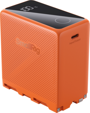 SmallRig 4576 USB-C ladattava kamera-akku NP-F970 (oranssi) on kirkkaan oranssi akku, jossa on kuvioitu pinta, digitaalinen näyttö, jossa näkyy akkukuvake, ja USB-C-syöttö-/lähtöliitäntä sivulla.