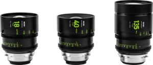 800q-01_127915 NiSi Cine Lens Athena Prime Add-On Set (3 objektiivia) PL-Mount, jossa on mustat objektiivit, joissa on neonvihreät merkinnät 18mm, 40mm ja 135mm, ja jossa näkyy aukko- ja tarkennusasteikot valkoisella pohjalla.