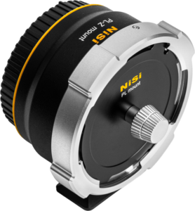 800q-01_127920 Lähikuva NiSi Cine LensMount Adapter Athena PL-Z -objektiivisovittimesta, jossa on musta ja hopeinen runko, keltainen korostusrengas ja näkyvä tuotemerkki valkoisella pohjalla.