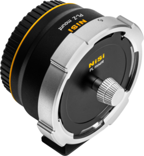 800q-01_127920 Lähikuva NiSi Cine LensMount Adapter Athena PL-Z -objektiivisovittimesta, jossa on musta ja hopeinen runko, keltainen korostusrengas ja näkyvä tuotemerkki valkoisella pohjalla.