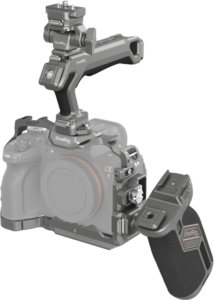 800q-01_128016 SmallRig 4539 HawkLock Quick Release Advanced Cage Kit parantaa Sony Alpha 7R V / 7 IV / 7S III -kamerasi vakautta ja lisävarusteiden kiinnittämistä videokuvauksen aikana häkillä, yläkahvalla ja sivukahvalla.