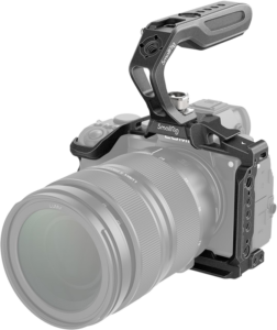 Ammattikäyttöön tarkoitettu kamerakalusto, jossa on SmallRig 3790 Black Mamba Cage Kit Panasonic Lumix S5 -kameralle ja jossa on yläkahvan kahva parempaa vakautta ja käsittelyä varten.