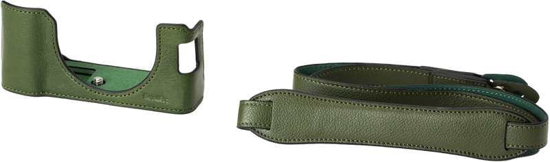 800q-01_128215 SmallRig 4701 Leather Half Case Kit for FUJIFILM X100VI (vihreä) ja siihen sopiva hihna näkyvät vaalealla pohjalla. Kotelossa on tarkat leikkaukset ja ompeleet, ja hihnassa on pehmustettu osio mukavuutta varten.