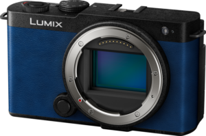 800q-01_128234 Yönsininen Panasonic Lumix S9 -järjestelmäkamera ilman objektiivia, joka paljastaa sen sensorin ja objektiivin kiinnityksen etupuolella.