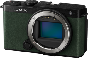 800q-01_128235 Panasonic Lumix S9 -järjestelmäkamera, Dark Olive, näytetään ilman objektiivia, paljastaen sen suorakulmaisen kuvakennon ja metallisen linssikiinnikkeen vihreän ja mustan rungon päällä, jossa on kuvioitu kahva ja säätöpyörät.