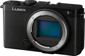 800q-01_128236 Panasonic Lumix S9 -järjestelmäkameran Jet Black -värissä on näkyvä sensori, kuvioitu kahva ja yläpuolella olevat säätöpyörät, ja se on esitetty kamerarunkona ilman kiinnitettyä objektiivia.