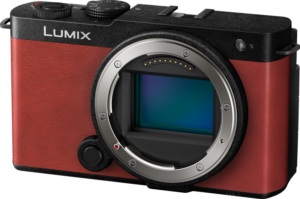 800q-01_128237 Panasonic Lumix S9 -järjestelmäkamera, Crimson Red, näytetään ilman objektiivia, paljastaen sen kuvakennon ja elektroniset kontaktit edessä.