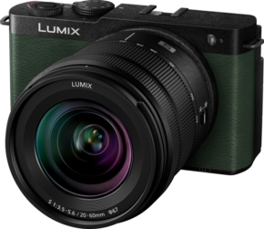 Panasonic Lumix S9 Dark Olive 20-60mm f/3.5-5.6 -objektiivilla, jossa on kuvioitu vihreä kahva ja ylävalitsimet, kuvattuna edestä vasemmalta.