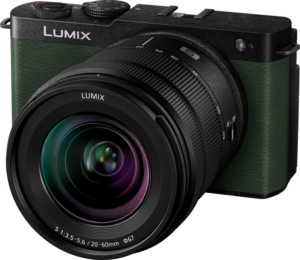800q-01_128240 Panasonic Lumix S9 Dark Olive 20-60mm f/3.5-5.6 -objektiivilla, jossa on kuvioitu vihreä kahva ja ylävalitsimet, kuvattuna edestä vasemmalta.