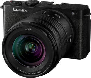 800q-01_128241 Panasonic Lumix S9 Jet Black, jossa on 20-60mm f/3.5-5.6 -objektiivi, näkyy etupuolelta tavallista taustaa vasten.