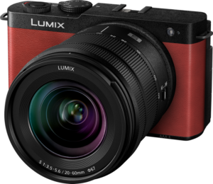 800q-01_128242 Panasonic Lumix S9 Crimson Red 20-60mm f/3.5-5.6 -objektiivilla varustetussa Panasonic Lumix S9 Crimson Red -kamerassa on punainen kuvioitu runko, jossa on mustia korostuksia.
