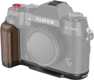 Fujifilm X-T50 -kamera, johon on asennettu SmallRig 4784 Wooden L-Shape Grip (musta), jossa on ruskea puukuvioitu kahva ja musta pohjalevy, kuvassa ilman objektiivia.