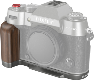 Kuvassa on Fujifilm X-T50 -kameran runko hopeanvärisenä ilman objektiivia, ja siinä on vasemmalla puolella SmallRig 4736 Wooden L-Shape Grip -käsikahva ergonomiseen käsittelyyn, väri Charcoal Silver.