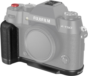 800q-01_128256 Kuvassa on Fujifilm X-T50 -kamera (ilman objektiivia), jonka oikeaan alareunaan on kiinnitetty SmallRig 4783 Silicone L-Shape Handle (musta), jossa on musta kuvioitu kahva ja metallinen pohjalevy. Kameran runko on osittain harmaasävytetty kahvan korostamiseksi.