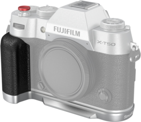 800q-01_128257 Lähikuva SmallRig 4713B Silicone L-Shape Handle -kahvasta, joka on kiinnitetty hopeiseen Fujifilm X-T50 -peilittömään kameraan ja jossa korostuvat musta kuvioitu kahva ja säätöpyörät, kun objektiivia ei ole asennettu.
