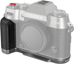 800q-01_128258 Lähikuva Fujifilm X-T50 -kamerasta, johon on kiinnitetty SmallRig 4712 Silicone L-Shape Handle in Charcoal Silver, jossa korostuvat kuvioitu kahva, säätimet ja kameran tuotemerkki.