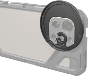 800q-01_128266 Lähikuva SmallRig 4587 Attachable Filter Adapter (M-Mount) 67mm:stä, jossa näkyy sen pyöreä muotoilu laitteen takakameran päälle asennettuna. Sovitin on kiinnitetty koteloon, jossa on vahvistetut kulmat ja kuvioitu viimeistely.