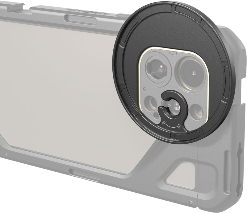 800q-01_128266 Lähikuva SmallRig 4587 Attachable Filter Adapter (M-Mount) 67mm:stä, jossa näkyy sen pyöreä muotoilu laitteen takakameran päälle asennettuna. Sovitin on kiinnitetty koteloon, jossa on vahvistetut kulmat ja kuvioitu viimeistely.