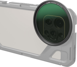 800q-01_128268 Lähikuva SmallRig 4582 Attachable CPL -suodattimesta (67 mm), joka on asennettu älypuhelinkameran objektiivin päälle ja jossa näkyy sen tummanvihreä sävy ja tarkka istuvuus.