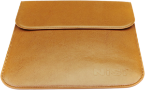 NiSi Cine Filter 138mm Linear Polarizer -suodattimelle suunniteltu ruskehtava nahkapussi, jossa on läppäsuljenta ja jossa on NiSi-brändinimi kohokuvioitu oikeaan alakulmaan.