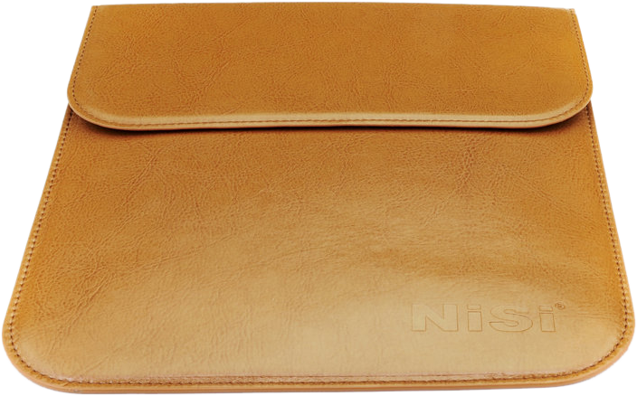 NiSi Cine Filter 138mm Linear Polarizer -suodattimelle suunniteltu ruskehtava nahkapussi, jossa on läppäsuljenta ja jossa on NiSi-brändinimi kohokuvioitu oikeaan alakulmaan.