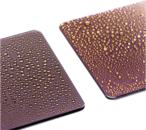 NiSi Square Nano IRND 100x100mm ND1000K 20Stops -suodattimet, joissa on metallinhohtoinen violetti viimeistely, näyttävät tasaisesti levittäytyneet vesipisarat, jotka luovat kiiltävän, heijastavan ilmeen valkoisella taustalla.