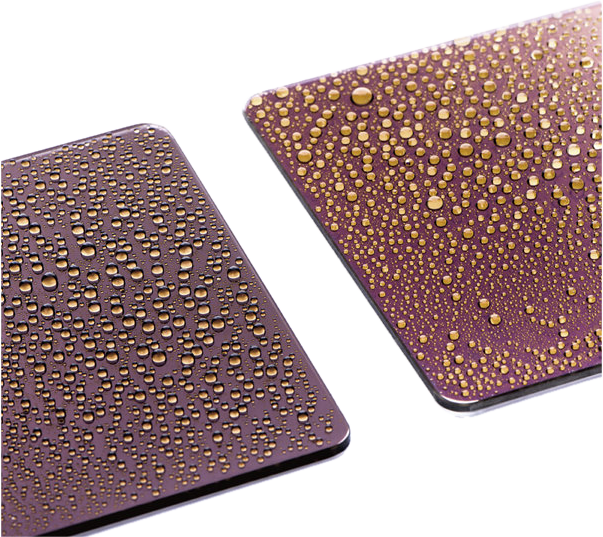 NiSi Square Nano IRND 100x100mm ND1000K 20Stops -suodattimet, joissa on metallinhohtoinen violetti viimeistely, näyttävät tasaisesti levittäytyneet vesipisarat, jotka luovat kiiltävän, heijastavan ilmeen valkoisella taustalla.