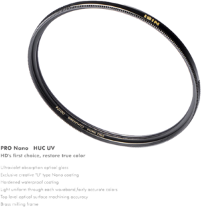 NiSi Filter UV Pro Nano Huc 52mm -UV suodinlinssisuodatin näkyy vaaleaa taustaa vasten, ja sen ominaisuudet, kuten UV-absorptio ja nanopinnoite, on lueteltu lyhyesti alla.