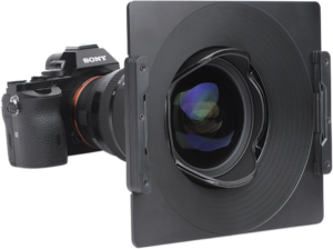 NiSi-sovitinrengas Sigma 12-24mm f/4 -objektiiville, joka on suunniteltu suodattimien tai lisävarusteiden, kuten mattapainolaatikoiden, kiinnittämiseen ammattimaista valokuvausta tai videokuvausta varten.