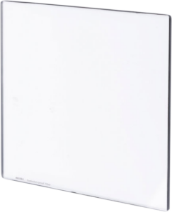 800q-02_108945 NiSi Cine Filter Explosion Proof 4x5.65" neliönmuotoinen, kirkas lasipaneeli, jossa on hieman pyöristetyt reunat ja ohut reuna, lepää valkoisella pohjalla, ja jossa on pieni, haalea teksti yhdessä kulmassa.