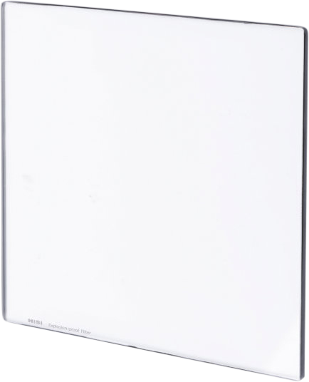 800q-02_108945 NiSi Cine Filter Explosion Proof 4x5.65" neliönmuotoinen, kirkas lasipaneeli, jossa on hieman pyöristetyt reunat ja ohut reuna, lepää valkoisella pohjalla, ja jossa on pieni, haalea teksti yhdessä kulmassa.