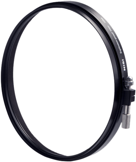 800q-02_108946 NiSi Cine Filter Explosion Proof Circular 95mm -suojasuodin on musta, hopeisella kiristysruuvilla varustettu ympyränmuotoinen linssisuodattimen pidike, joka on tarkoitettu suodattimien kiinnittämiseen kameran objektiiviin, kuvassa tavallista vaaleaa taustaa vasten.