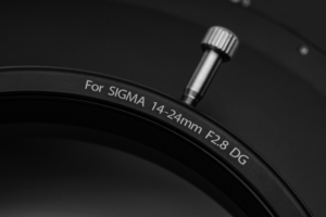 800q-02_110249 Lähikuva NiSi Filter S5 Adapter for Sigma 14-24mm f/2.8 (vain adapteri), jossa on kaiverrettu teksti ja näkyvä metallinen kiristysruuvi yläosassa.