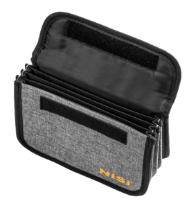 800q-02_110252 Harmaasta kankaasta valmistettu NiSi Filter Pouch 100 mm:n neliösuodattimille, jossa on mustat reunukset ja joka näkyy avattuna valkoisella pohjalla, sisältää harmonikkatyylisen muotoilun ja useita lokeroita pienten litteiden esineiden järjestämiseen ja säilyttämiseen.