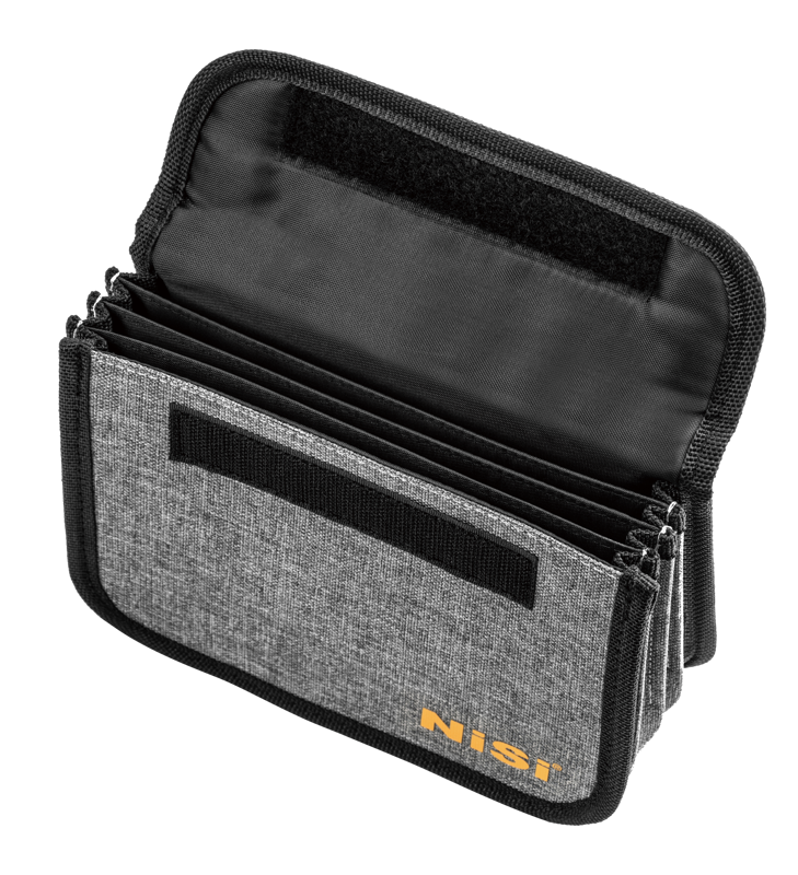 800q-02_110252 Harmaasta kankaasta valmistettu NiSi Filter Pouch 100 mm:n neliösuodattimille, jossa on mustat reunukset ja joka näkyy avattuna valkoisella pohjalla, sisältää harmonikkatyylisen muotoilun ja useita lokeroita pienten litteiden esineiden järjestämiseen ja säilyttämiseen.