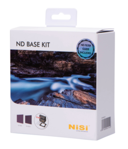 800q-02_110395 NiSi Filter IRND Base Kit 100mm -suodinpaketti -laatikossa on etupuolella kallioinen jokikohtaus. NiSi-logo näkyy oikeassa alakulmassa, ja sininen tarra osoittaa, että mukana on ND-suodatinopas.