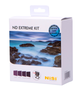 Valkoisessa laatikossa, jossa lukee NiSi Filter IRND Extreme Kit 100mm -suodinpaketti, on kallioinen merenranta, jossa on sumuista vettä, suodattimenäytteitä ja NiSi-logo oikeassa alakulmassa.