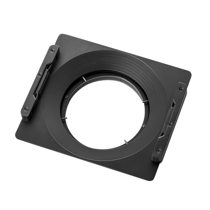800q-02_110938 NiSi Filter Holder (150mm) for Samyang AF 14mm f/2.8 for Canon/Nikon on musta suorakaiteen muotoinen pidike, jossa on keskellä pyöreä aukko ja kaksi sivukiinnikettä neliönmuotoisille suodattimille.