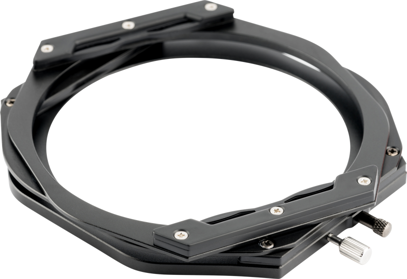 800q-02_112606 Lähikuva NiSi Switch Filter Holder 100mm:stä, mustasta metallisesta pyöreästä pidikkeestä, jossa on hopeiset ruuvit ja säätönupit suodattimien kiinnittämiseksi kameran objektiiviin, vaaleanharmaalla taustalla.