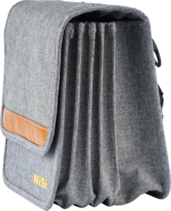 800q-02_113464 NiSi Filter Pouch Pro Caddy 150mm on harmaa kangaspussi, jossa on ruskea aksentti, laskostetut sivut ja keltainen NiSi-logo etupuolella, ja joka on suunniteltu suodattimien tai muiden esineiden järjestämiseen ja säilytykseen.