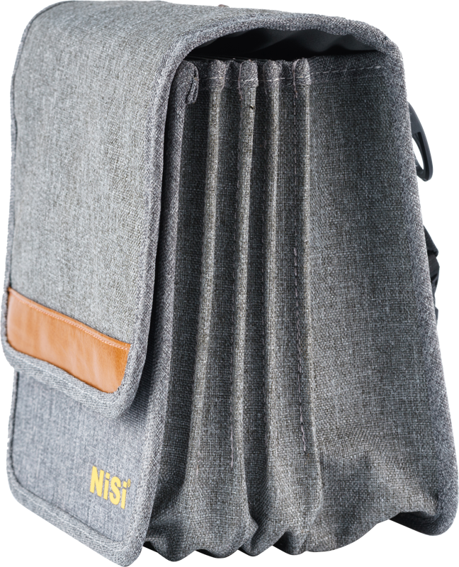 800q-02_113464 NiSi Filter Pouch Pro Caddy 150mm on harmaa kangaspussi, jossa on ruskea aksentti, laskostetut sivut ja keltainen NiSi-logo etupuolella, ja joka on suunniteltu suodattimien tai muiden esineiden järjestämiseen ja säilytykseen.
