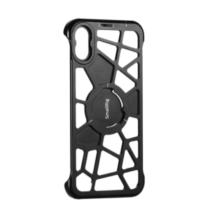 800q-02_113861 SmallRig 2204 Pocket Mobile Cage iPhone X/XS:lle on musta, geometrinen verkkotyylinen kotelo, jossa on suuret aukot ja pyöreä keskus, jossa on SmallRigin logo, ja joka on suunniteltu sopimaan iPhonelle, jossa on kaksi takakameraa.