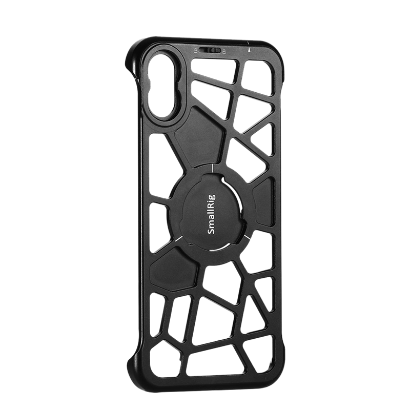 800q-02_113861 SmallRig 2204 Pocket Mobile Cage iPhone X/XS:lle on musta, geometrinen verkkotyylinen kotelo, jossa on suuret aukot ja pyöreä keskus, jossa on SmallRigin logo, ja joka on suunniteltu sopimaan iPhonelle, jossa on kaksi takakameraa.