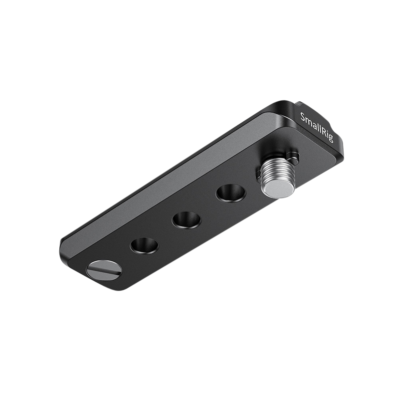 800q-02_113877 Musta metallinen SmallRig 2395 Nato Rail for Mobile Phone Cage -matkapuhelinhäkki, jossa on kolme pyöreää reikää ja hopeinen kiinnitysruuvi, ja jonka toiseen reunaan on merkitty "SmallRig", on kuvassa valkoista taustaa vasten.