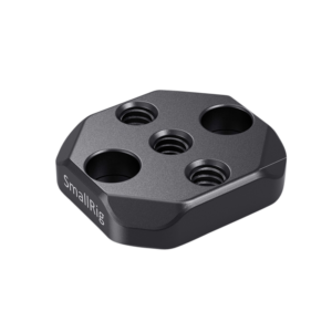 800q-02_113983 SmallRig 2710 -kiinnityslevy DJI Ronin-S/SC/RS 2/RSC 2:lle on musta kahdeksankulmainen metallilevy, jossa on neljä kierteitettyä reikää ja jonka kylkeen on kaiverrettu "SmallRig" ja joka on suunniteltu kameran kiinnitystarvikkeille.