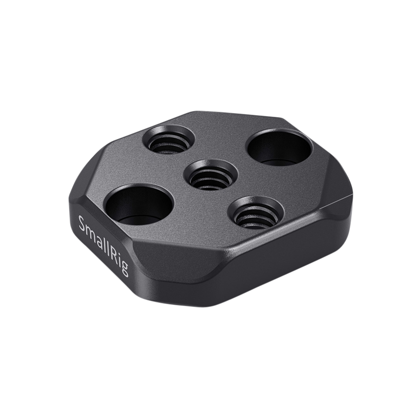 800q-02_113983 SmallRig 2710 -kiinnityslevy DJI Ronin-S/SC/RS 2/RSC 2:lle on musta kahdeksankulmainen metallilevy, jossa on neljä kierteitettyä reikää ja jonka kylkeen on kaiverrettu "SmallRig" ja joka on suunniteltu kameran kiinnitystarvikkeille.