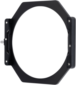 NiSi Filter Holder S6 Adapter for Sony 12-24mm f/2.8 (Adapter Only) - levysuodin pidike on musta, suorakulmainen sovitin, jossa on suuri pyöreä keskiaukko valokuvaussuodattimien kiinnittämiseen kameran objektiiviin valkoista taustaa vasten.